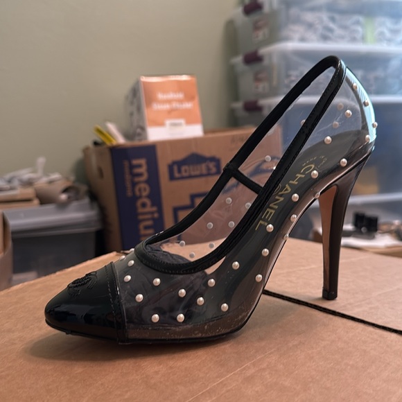 Chanel Pearl-Embellished PVC & Patent Leather Cap-Toe Heels – Size [37.5] - Picture 8 of 11
